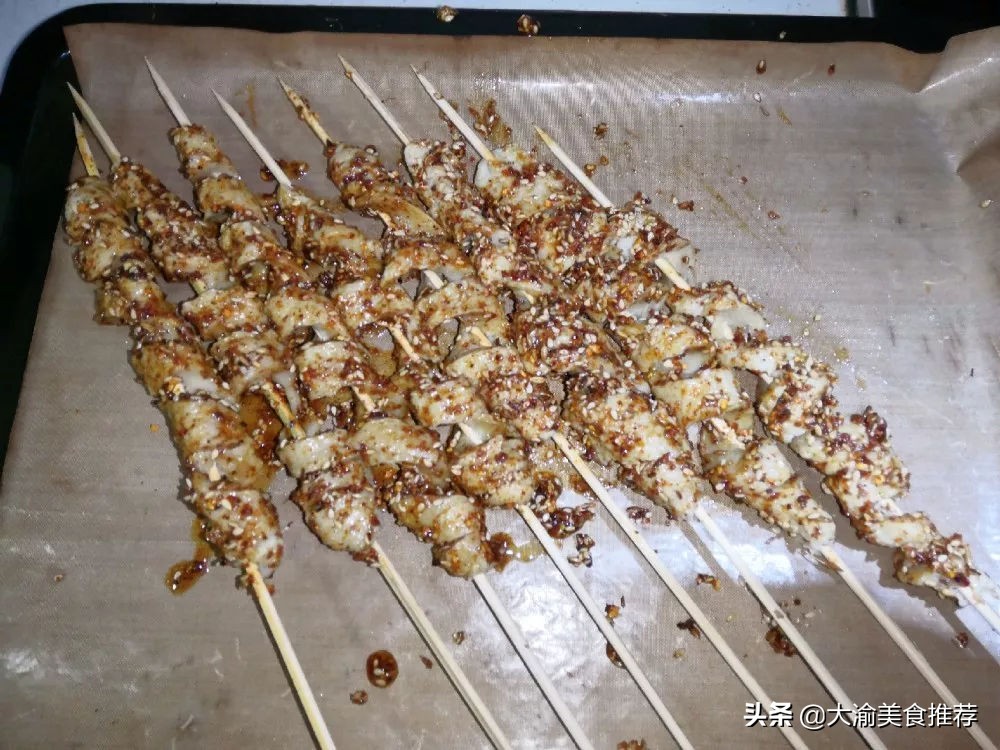 热门小吃摆摊烤面筋的做法,烤面筋也是很火爆的街边休闲小吃