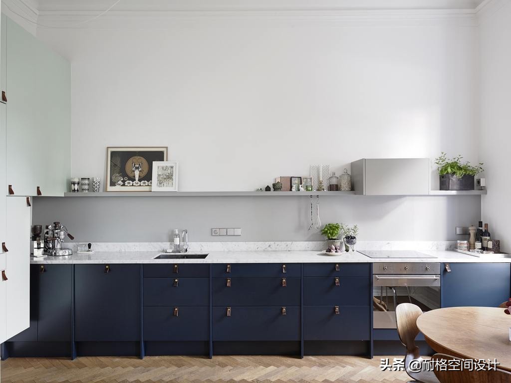 用厨房吊柜改成地柜,蓝色厨房地面改橱柜