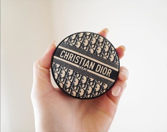 Dior经典老花延烧到气垫粉饼，超精美粉盒绝对必收