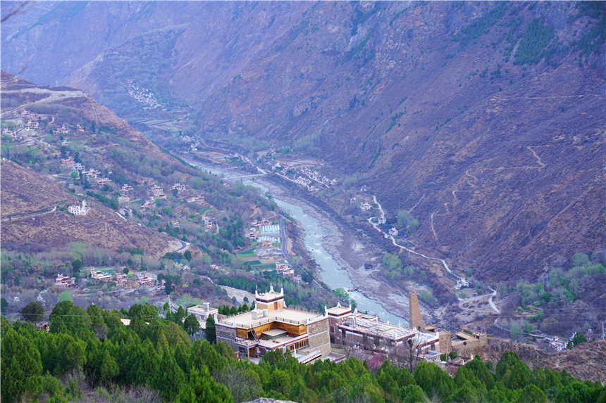 甘孜州有个很漂亮的村寨,甘孜州藏寨