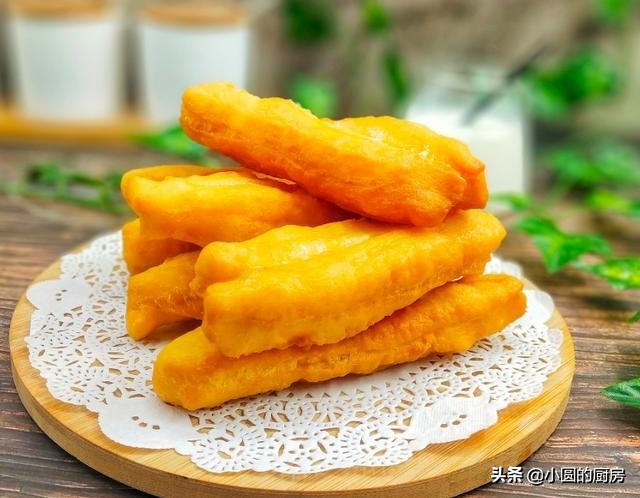 油条怎么做到蓬松酥脆还加酵母吗,油条膨松剂掺入酵母炸出油条效果