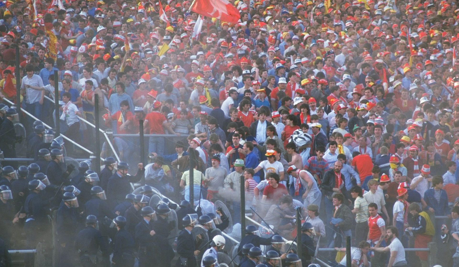 利物浦球迷被打,利物浦球迷被围殴