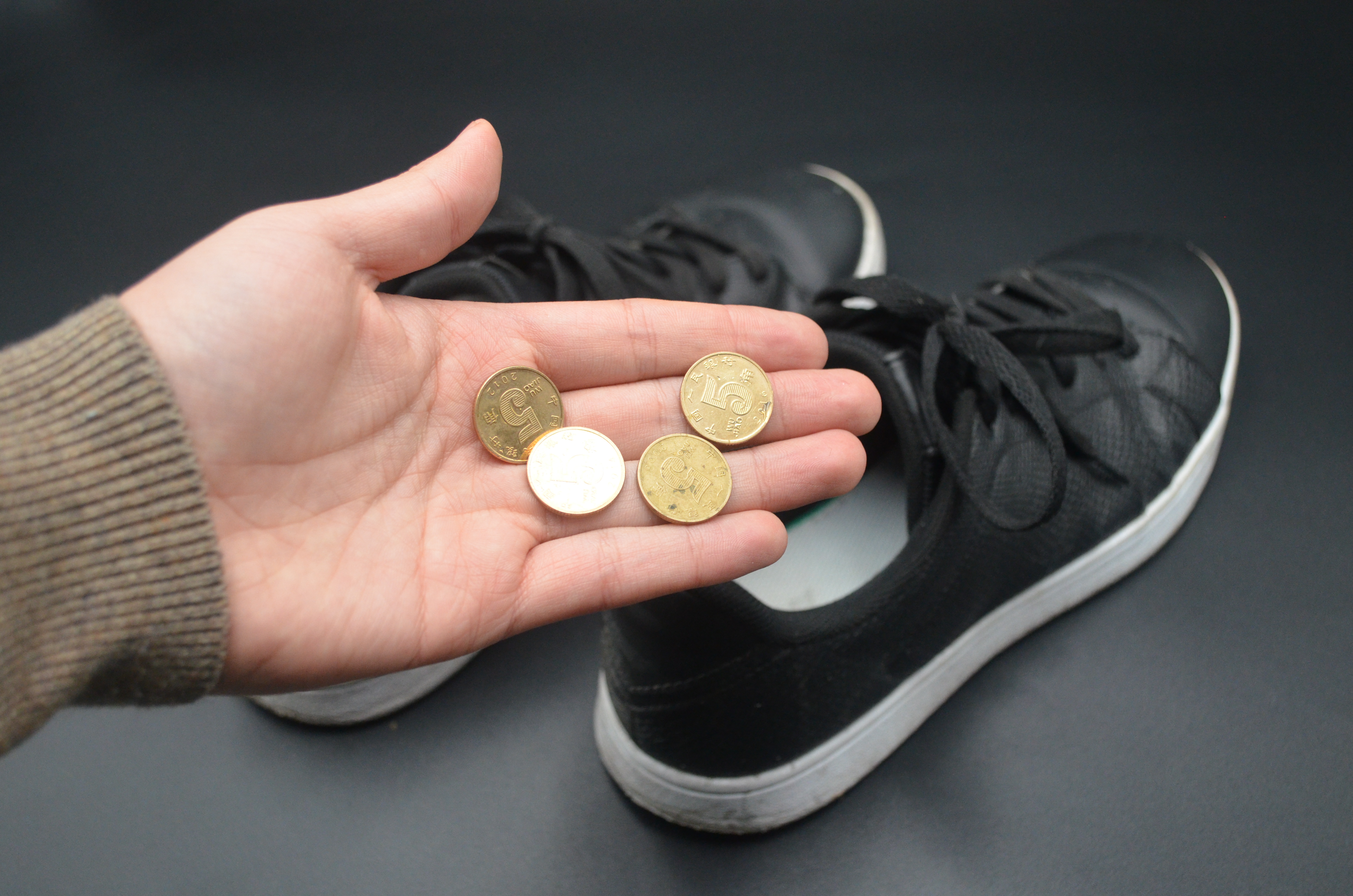 5角硬币放在墙角上有什么讲究,墙角扔五角硬币的禁忌