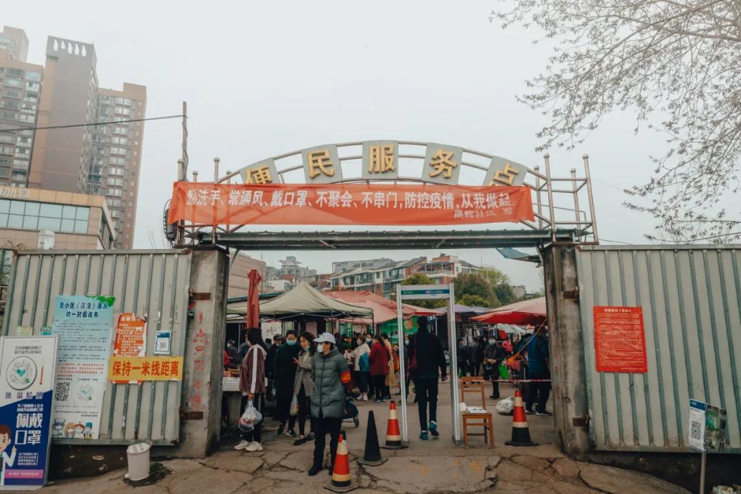 沙河边的野生菜市，是成都嬢嬢的狂欢现场