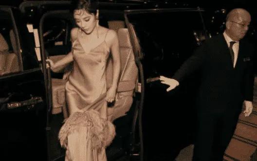 校花女神太高级，全身上下仅靠两根细绳吊着，再胖点就危险了