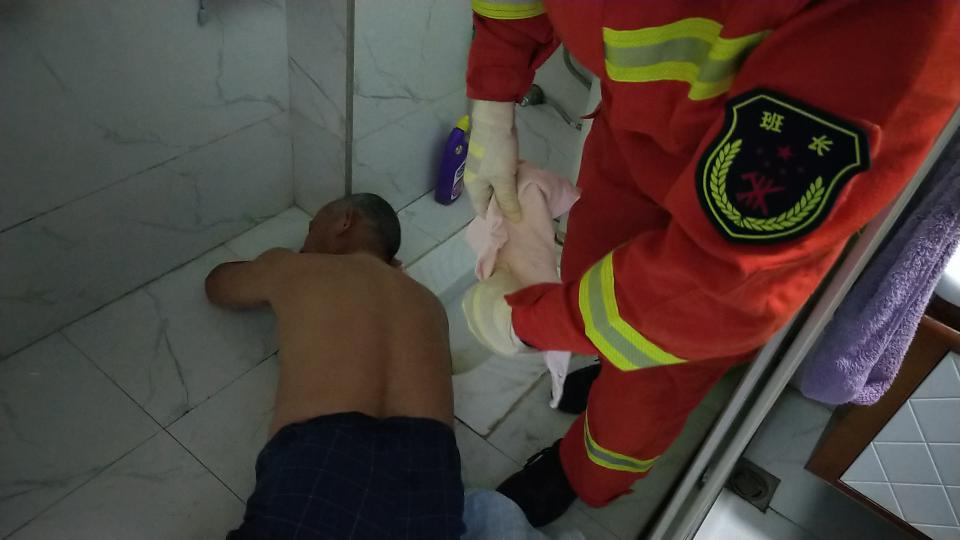 七旬老人手卡便池救人,老人手臂被卡便池消防助其脱困