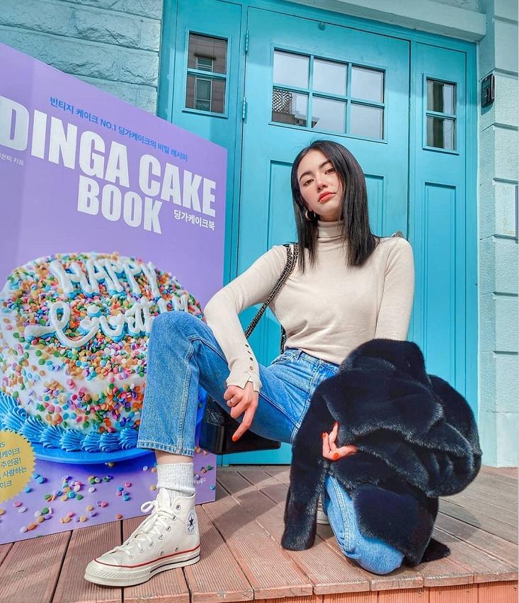 连续入围全球最美面孔的泰国影后，将毛皮大衣配匡威鞋，格外时髦