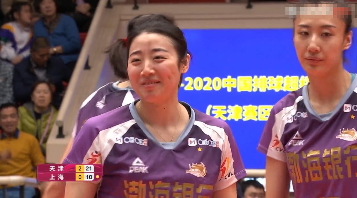 攻手扣球找球,姚迪传球给朱婷