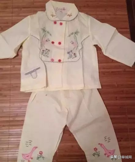 曾经这种衣服在六安夏天人手一件，穿过的都老了