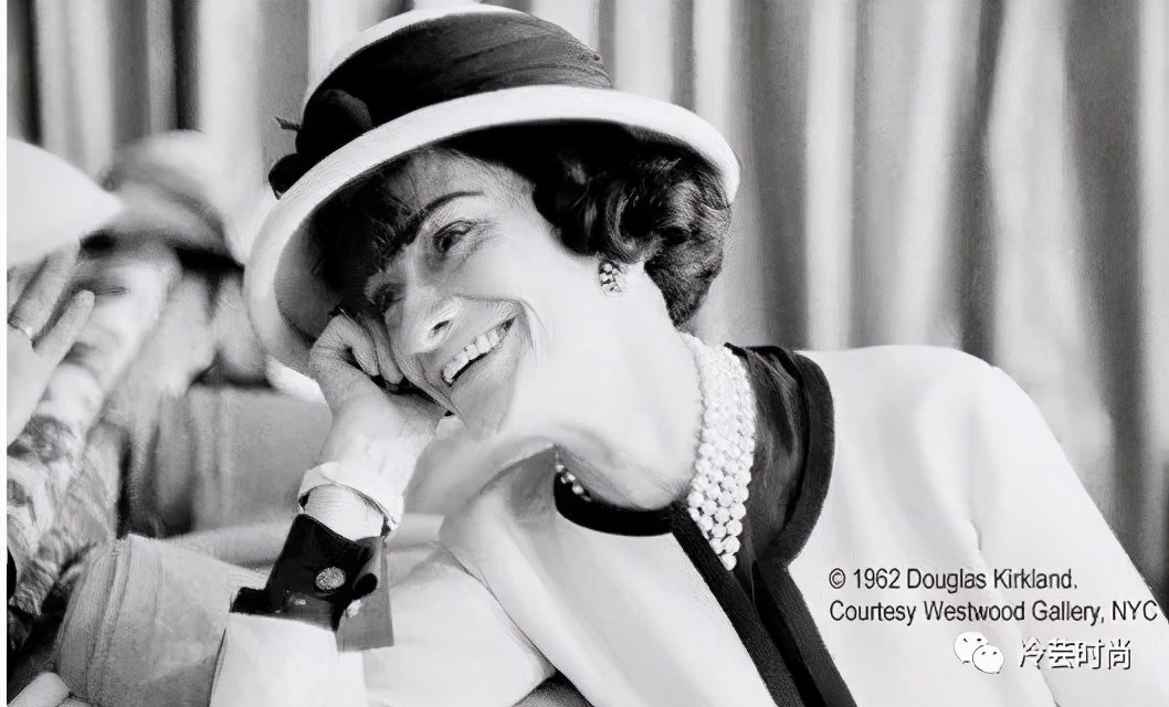 项链的活动扣佩戴方法,项链的佩戴要讲究八大搭配技巧