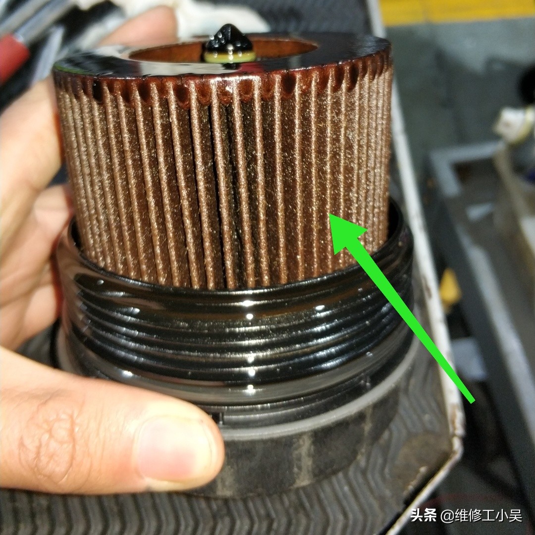 宝马525发动机漏油通病,宝马525跑了8000公里提示加机油