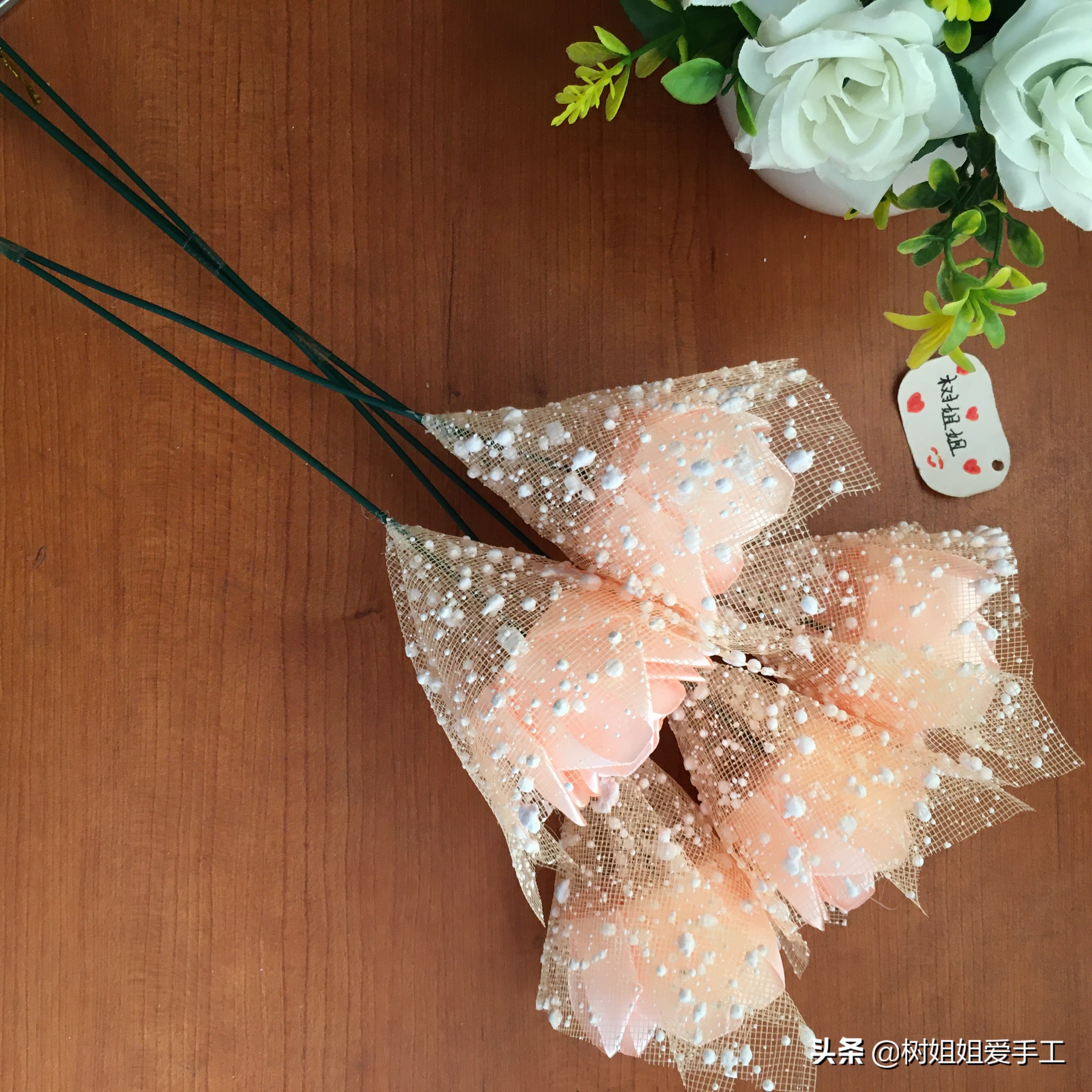 渐变玫瑰花钩织手捧花束包装教程,正方形的纸一束玫瑰花的包装方法