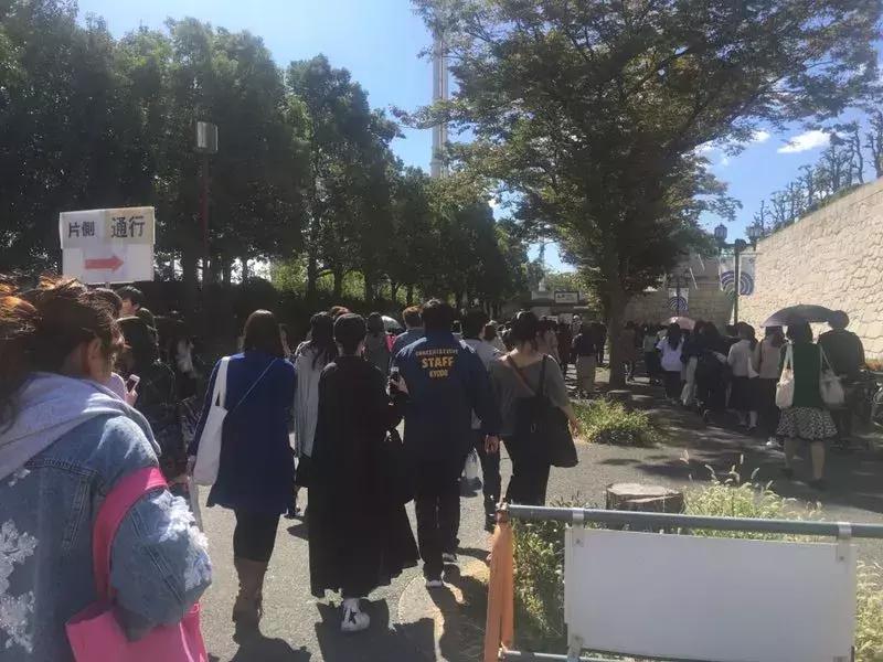 现在的女生都有很多人追,现在的女生都主动追男生