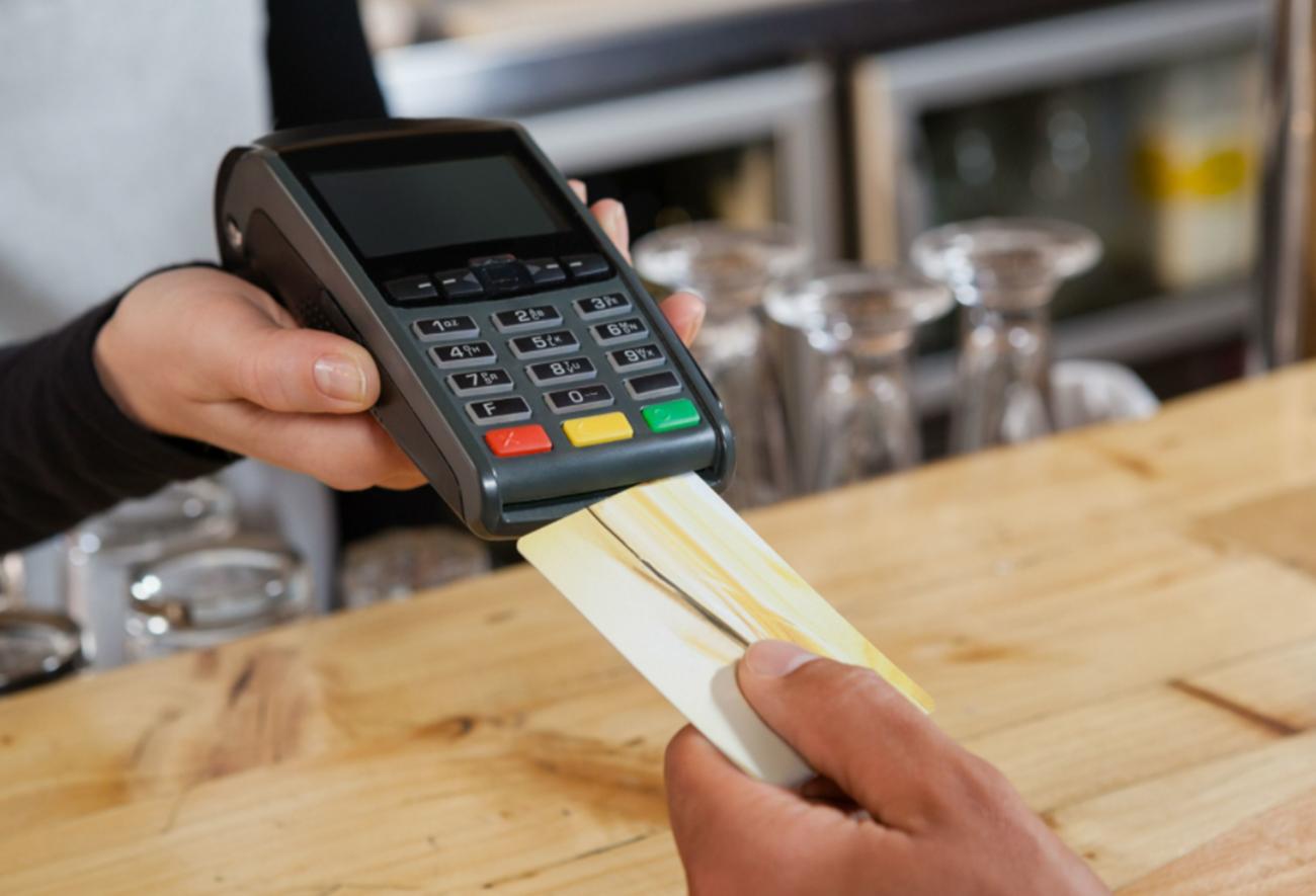 贫困生穿名牌领助学金校方回应,贫困生用助学金买3000块的鞋