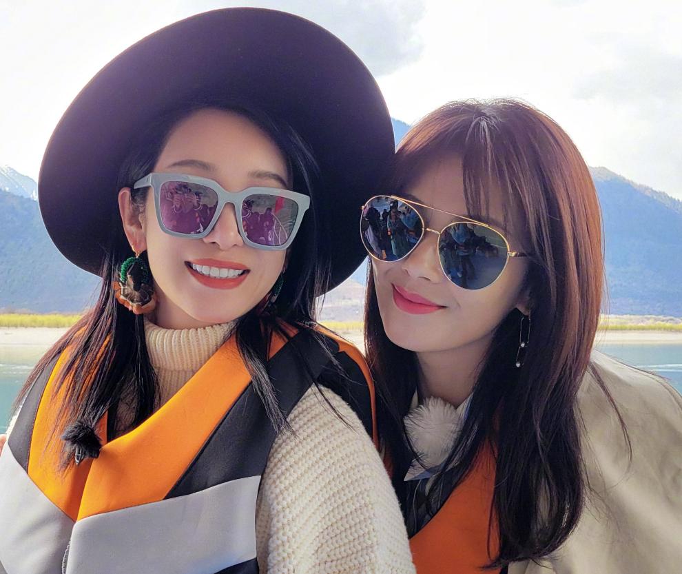 秦海璐晒到脱皮，陈伟霆晒成炭黑色，三角涂抹抗UV护理