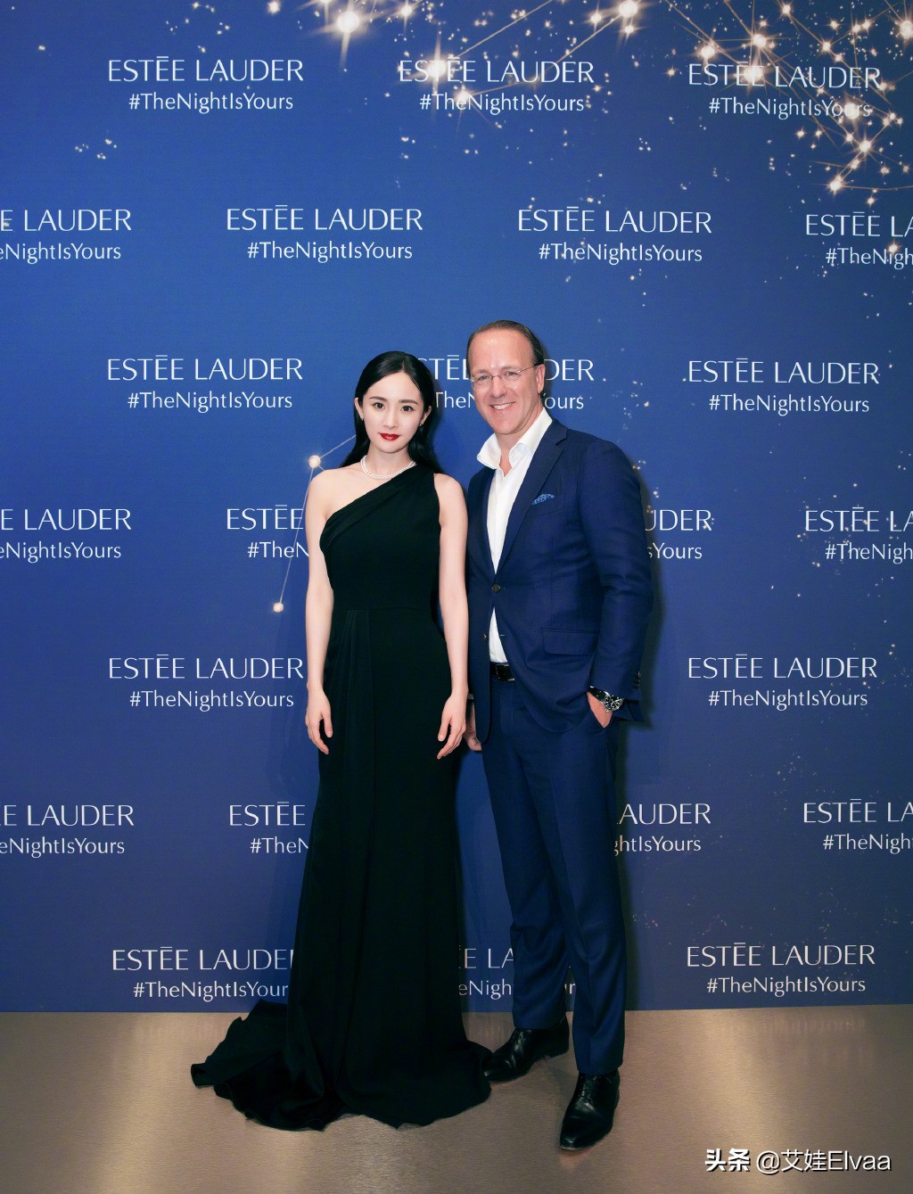 杨幂礼服配运动鞋露馅被网友吐槽,杨幂红裙新造型