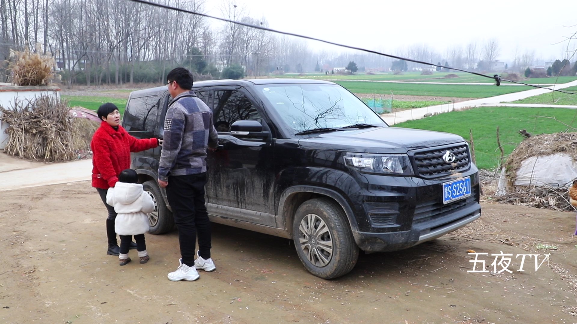 梅子把车钥匙锁车里，强子急的要命不知怎么办，谁有好方法开车锁