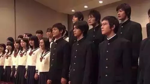 怎么才能把很丑的校服穿出氛围感,很丑的校服如何穿出少年感