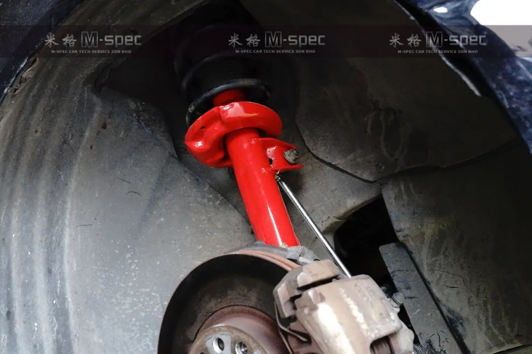 大众迈腾换完避震前后对比效果,迈腾改koni变色龙避震使用感受