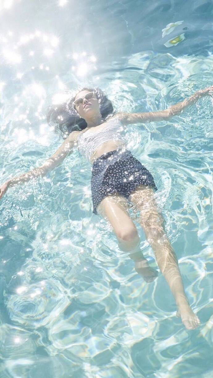 每日壁纸高清女,每日精美动态壁纸少女