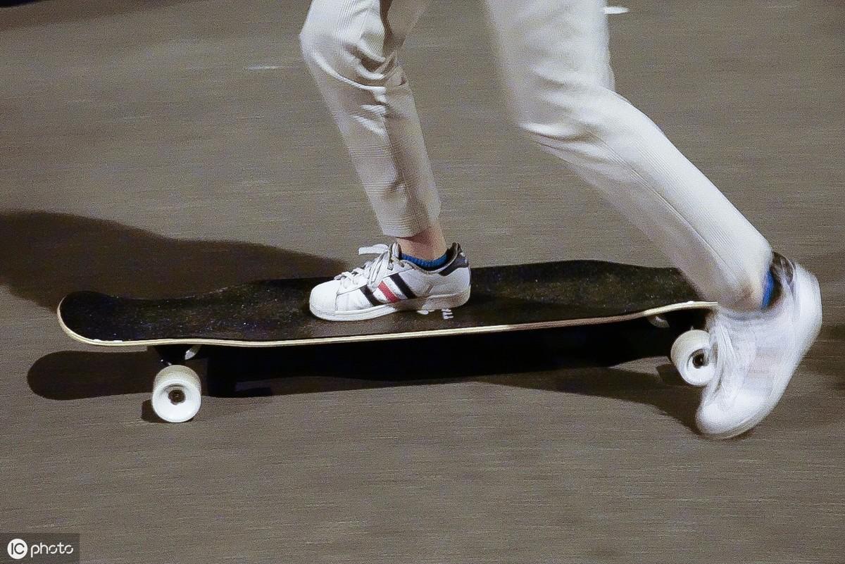 滑板初学者可以学的15个动作,滑板新手课堂