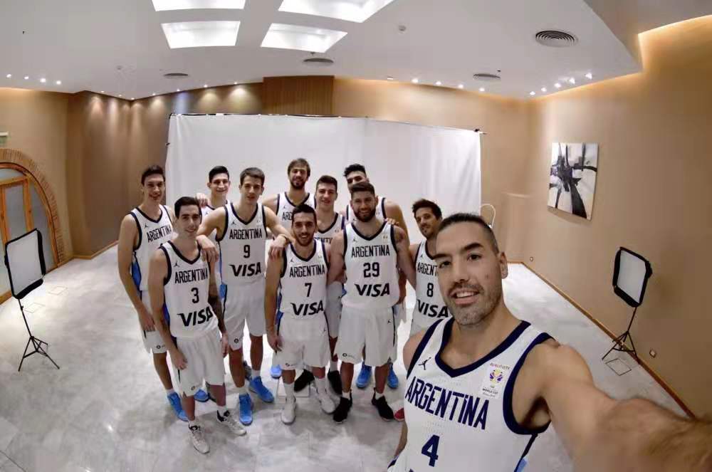 他崇拜姚明，如今年近四旬，仍在守护阿根廷黄金一代的最后风骨