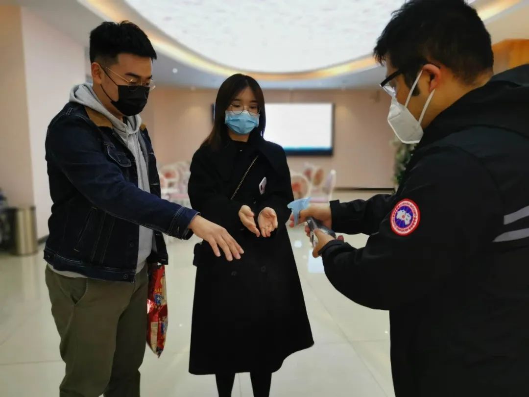 “戴口罩的你，是我最美新娘！”今日临沂婚姻登记恢复，现场太甜