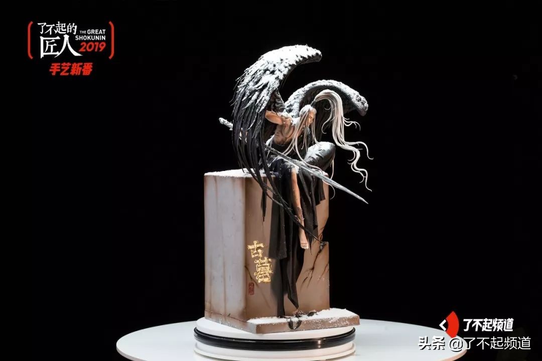 他从珠宝首饰到美容美发样样精通,只为做好一块蛋糕