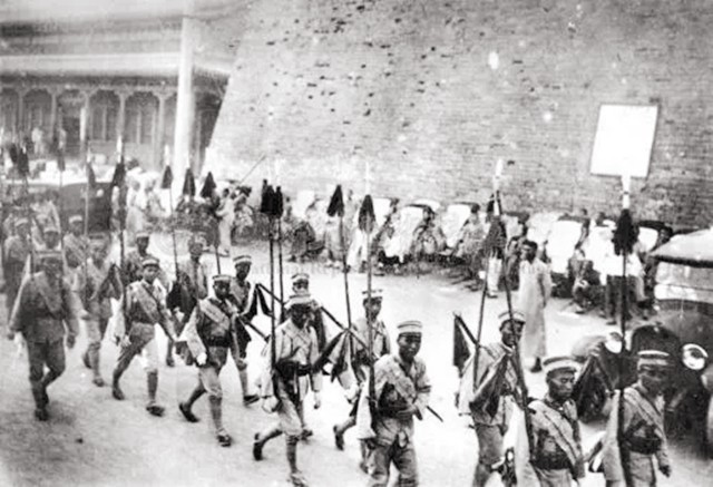 解放南京时，第一个占领“总统府”的解放军军长，建国后怎么样？