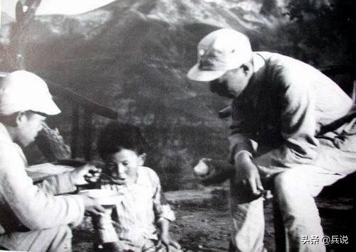 八路军送两个日本孤儿回日军驻地,八路军向村民赔礼道歉
