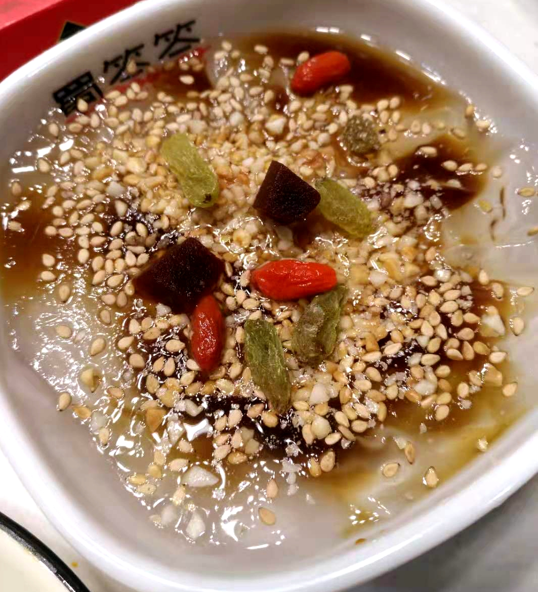 这家火锅店的锅上有俩老龙头，人家说，摸摸老龙头吃喝都不愁