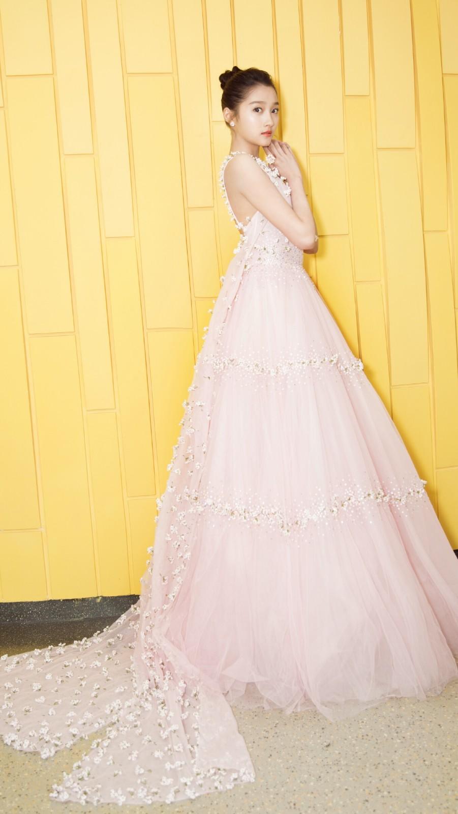 关晓彤穿7千5的裙子拿5千的包，合影豪车，霸气得不像22岁