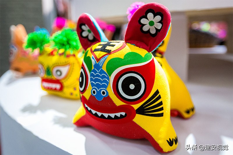 布老虎保平安，黎民百姓每逢喜事送“老虎”，雌雄配对有讲究