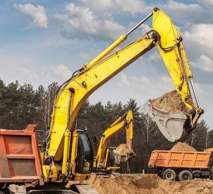 开大型挖掘机一个月工资3万,开挖掘机一个月工资1万