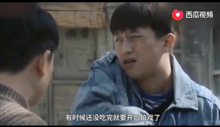 才49岁的张嘉译头发花白,走路已需要人扶?西瓜视频为你揭秘