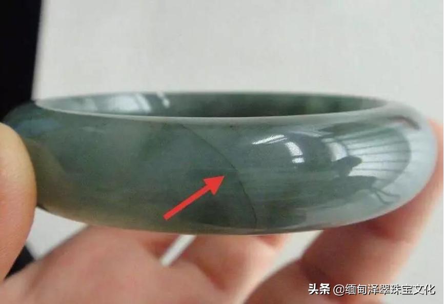 还在纠结选什么颜色,翡翠的棉纹跟裂的区别