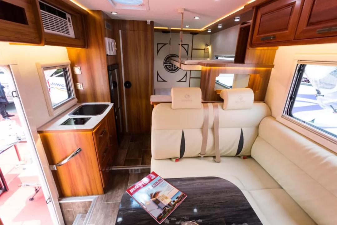 骏驰依维柯c型纵置床房车,依维柯c型房车横向子母床