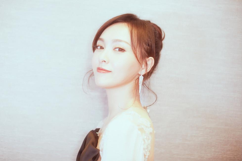 中分的完美形式，龙须+胎毛；八字+侧分，杨幂杨颖为您先行