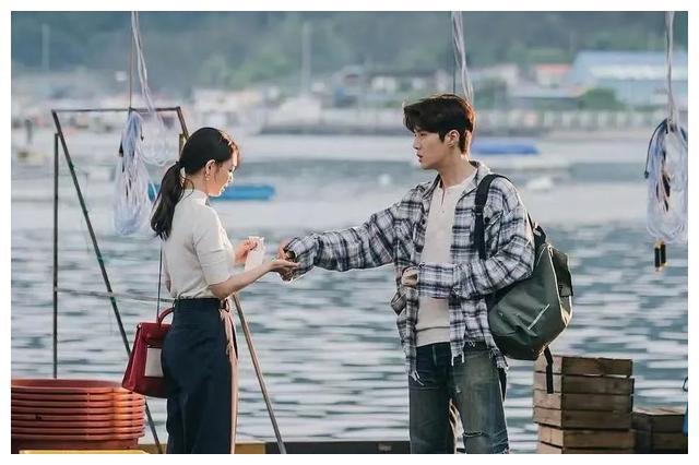 不愧是韩剧一姐,申敏儿《海岸村》爱马仕包、卡地亚、RV轮着晒