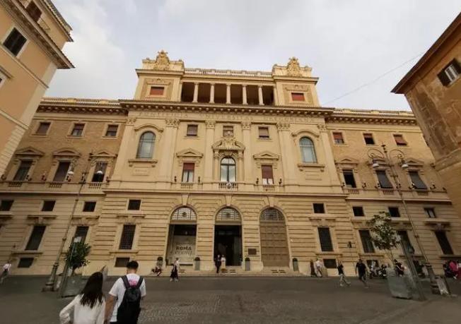 梵蒂冈这个国家大概有多大,梵蒂冈0.44平方公里相当于多大