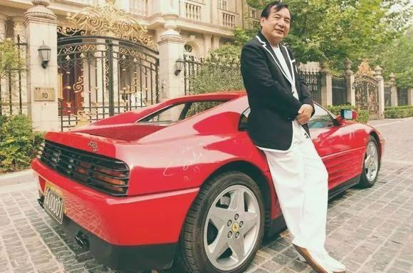 第一个买法拉利的男人，蹲过板房，但一生低调捐款6.3个亿