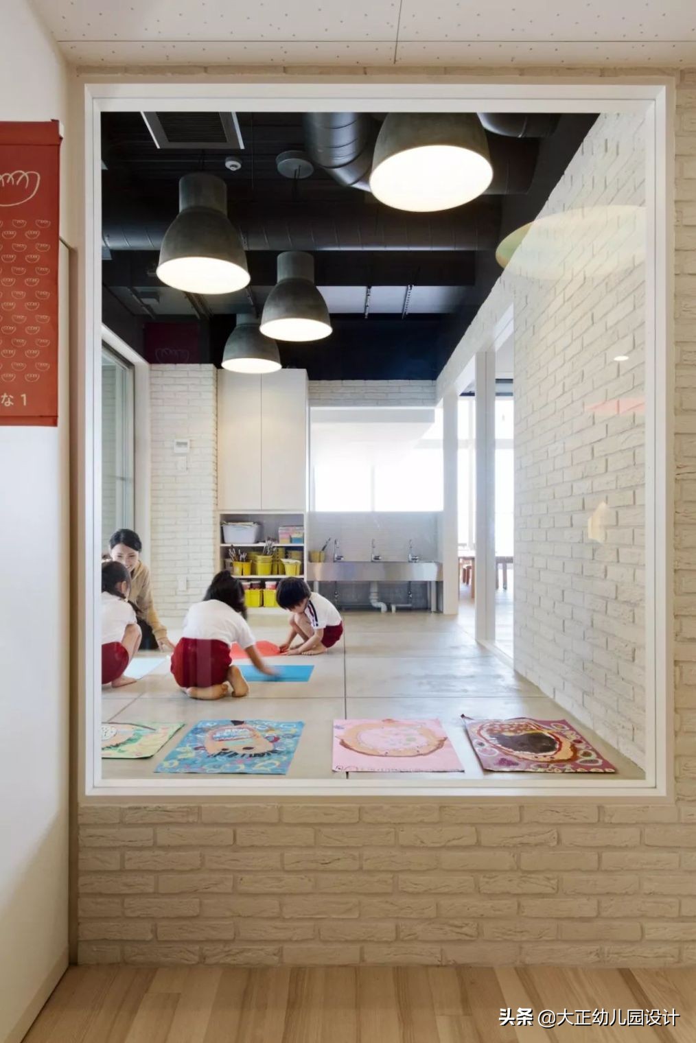 这所面朝大海的幼儿园，没有玩具，但幼儿园本身就是最好玩具