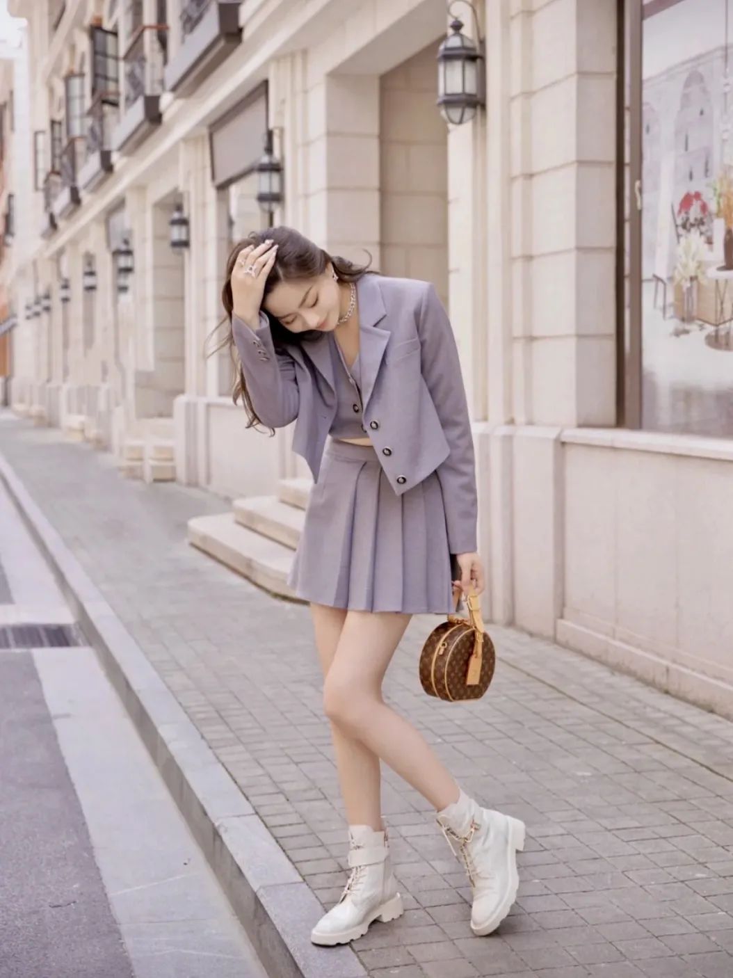 别再穿小白鞋了夏天适合穿凉鞋,高帮小白马丁靴鞋秋冬搭配