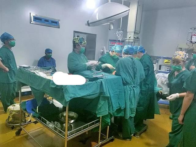 产妇羊水栓塞抢救,产妇羊水栓塞30名医生抢救27小时