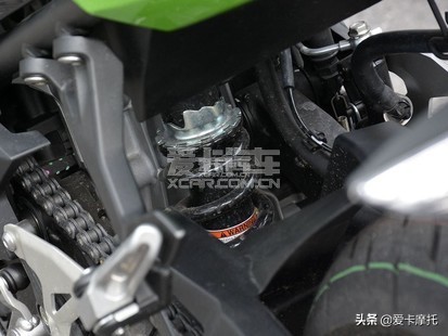 小姐姐骑着粉红色的仿赛摩托车,仿赛摩托车低座推荐