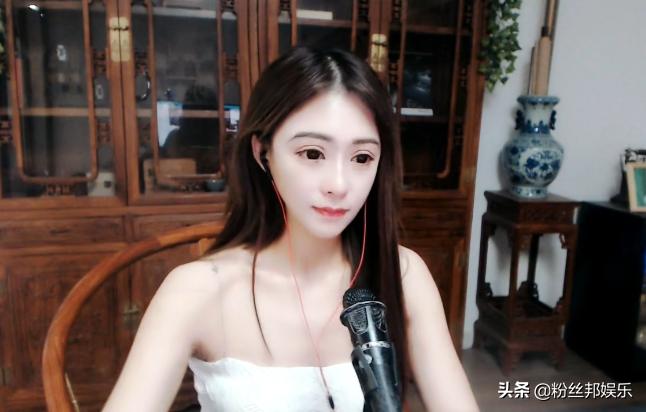 女主播在李二狗家中直播，抱着孩子出镜露脸，澄清并非是他的孩子