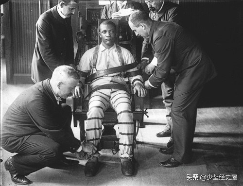 爱迪生发明电灯的过程是什么,爱迪生为发明电灯做了多少次实验