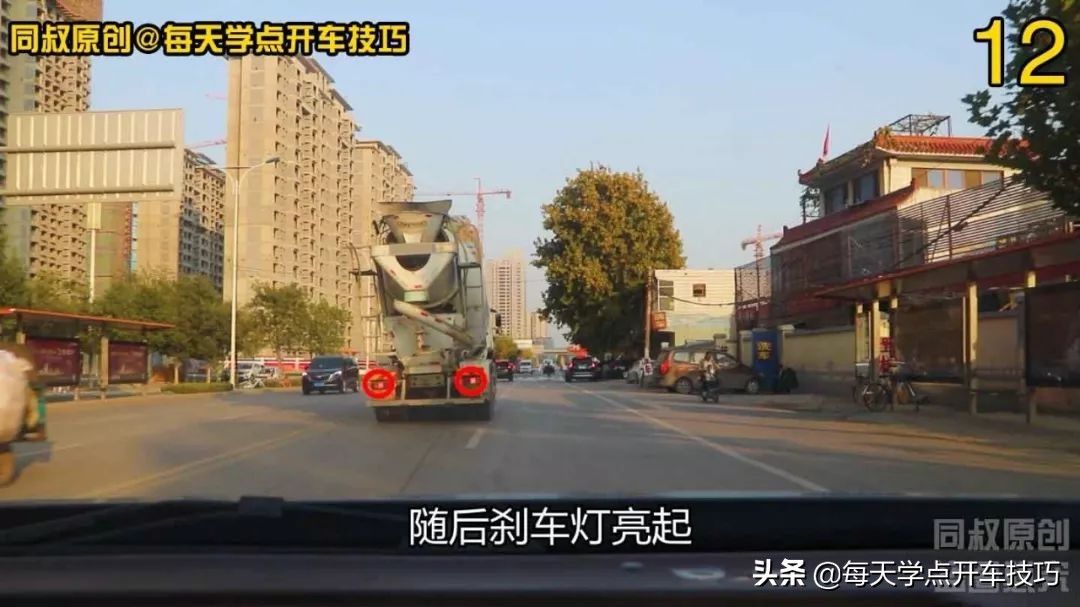 丁字路口直行为黄灯怎样通过,十字路口右转黄灯一直闪可以通过