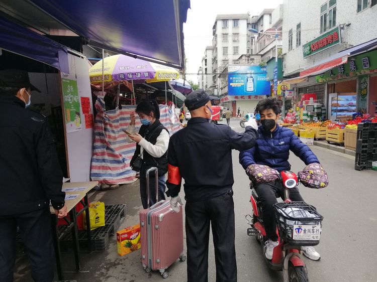 番禺｜“我们不摆pose”！大石街大兴村把办公室前移到村路口，织密防疫网