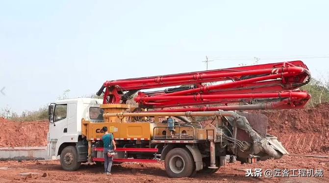 混凝土泵车神器,三一小型泵车15米农村专用